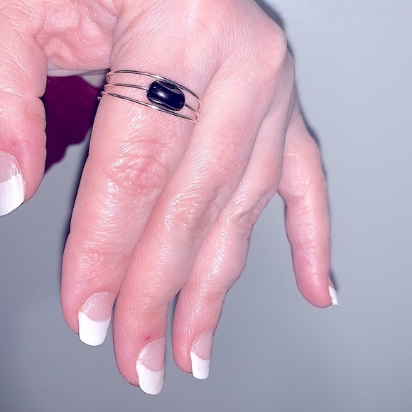 NEW: CHIC & STYLISH•ONYX GEMstone•Adjustable•Silver Wrapped Ring•Unisex Jewelry - Picture 6 of 16